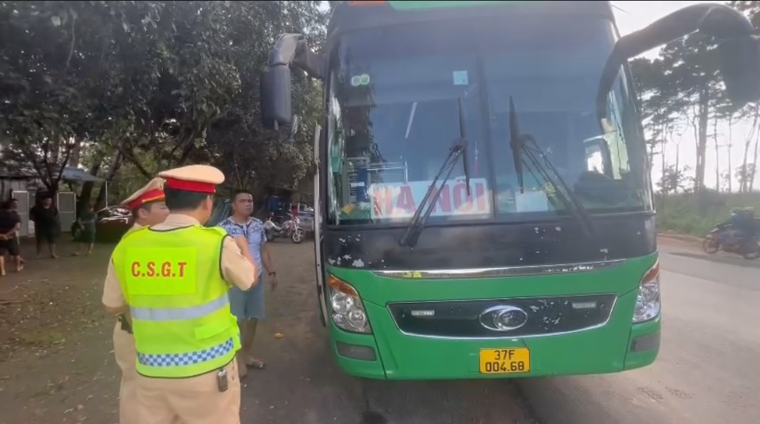 La policia de trafico inspecciona autobuses de pasajeros y trata a los conductores que conducen vehiculos que transportan mas personas de lo permitido. Foto: Proporcionada por la policia