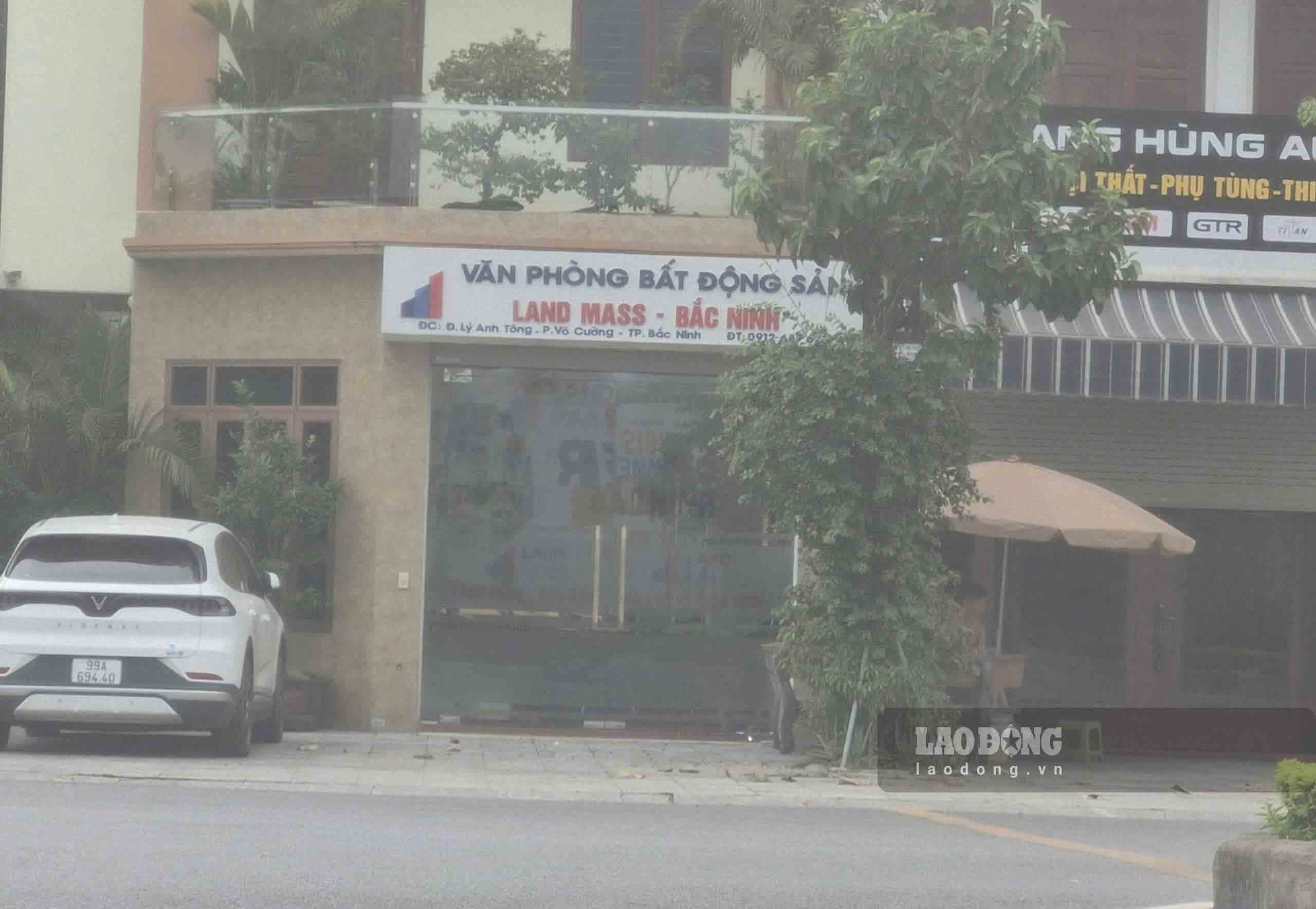 Nhan vien moi gioi van phong BDS Landmass van moi chao nguoi dan dat coc, giu cho tai du an Dream City, du UBND tinh Bac Ninh da co van ban canh bao du an nay chua du dieu kien chuyen nhuong. Anh: PV