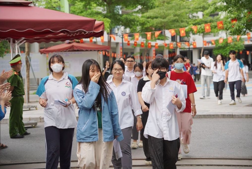 Many parents and students are interested in the tuition fees of universities. Photo: Vu Linh