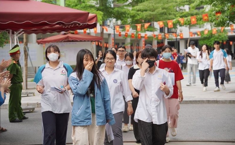 Many parents and students are interested in the tuition fees of universities. Photo: Vu Linh