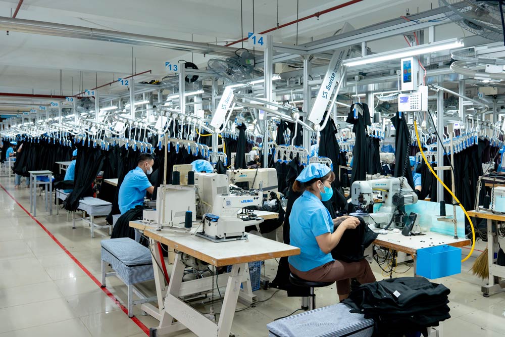 Hoa Tho 섬유 의류 합자 회사는 인간을 중심으로 생산 및 사업에서 획기적인 발전을 이루었습니다. 사진: Hoa Tho 섬유 의류 합자 회사 제공