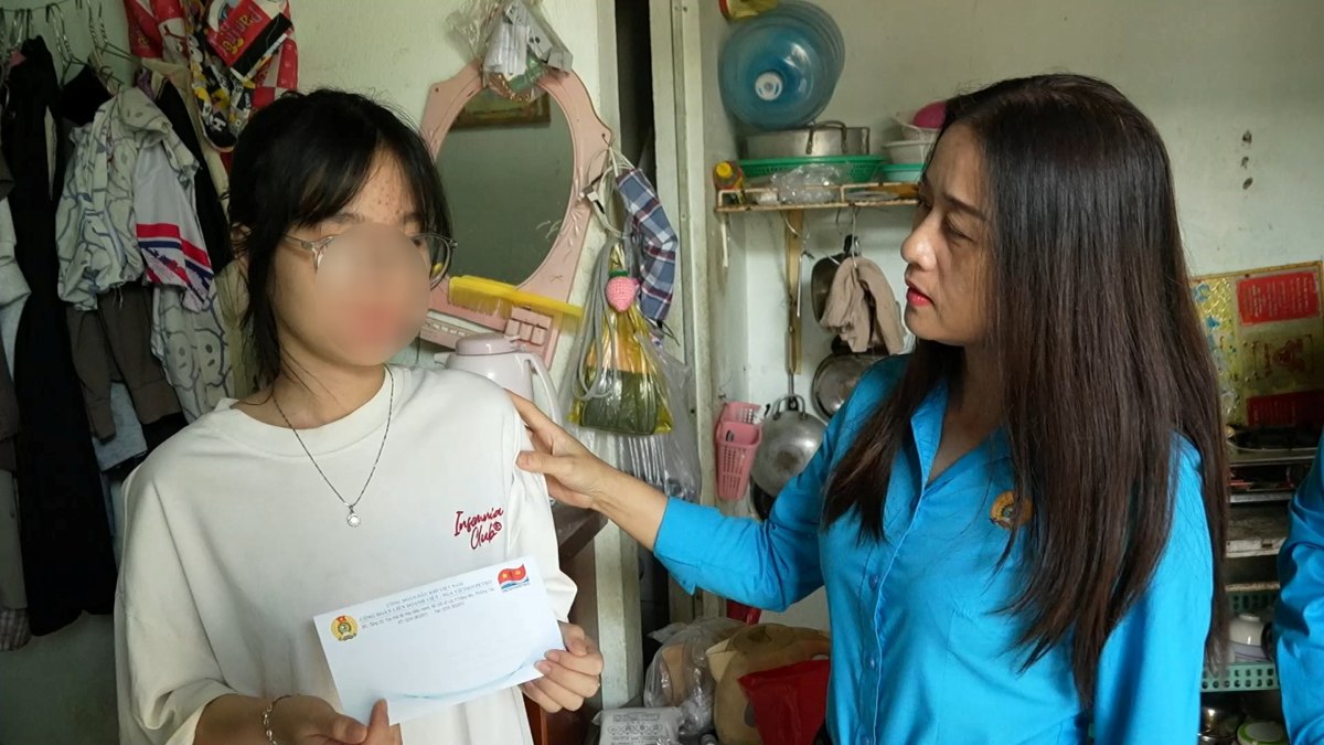 호치민시 노동총연맹 부위원장 Pham Thu Huong 여사가 Rach Dua 동 지역 하숙방에서 T.H 양에게 Nguyen Duc Canh 장학금을 수여하면서 격려 방문을 하고 있습니다. 사진: Thanh An