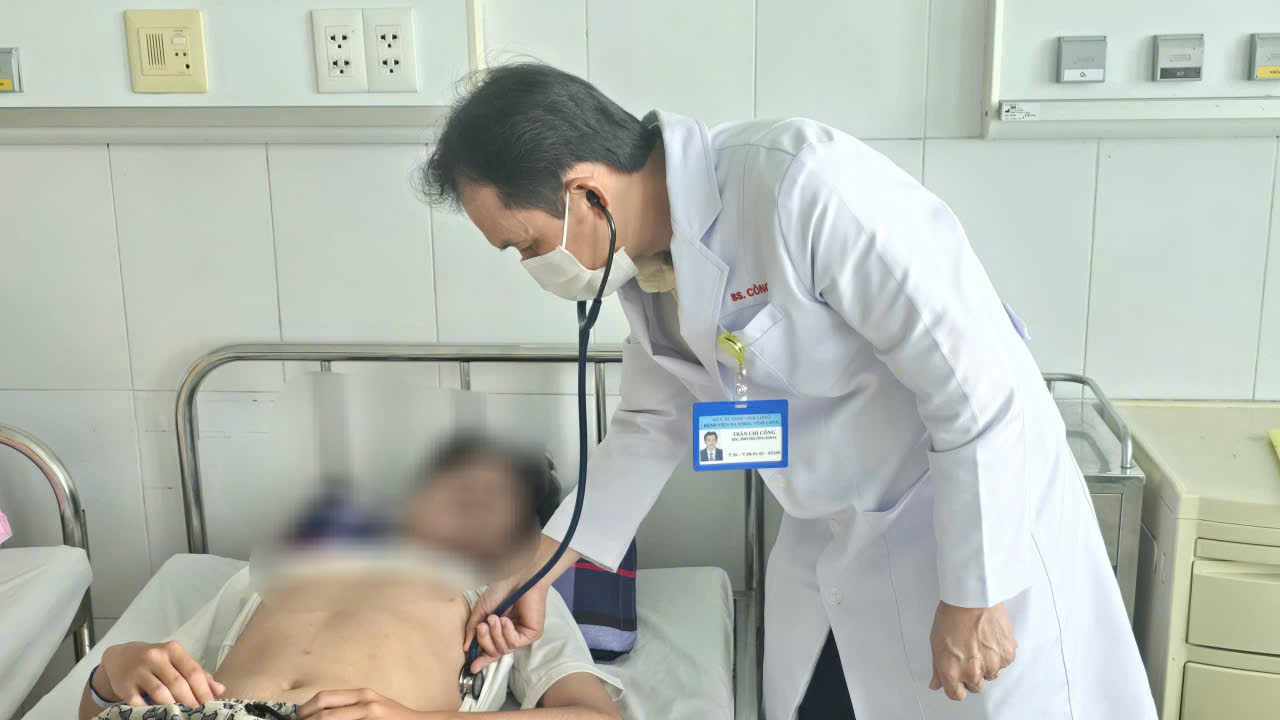 Bac si do nhiet do, kiem tra suc khoe benh nhan sot xuat huyet. Anh: Hoang Loc