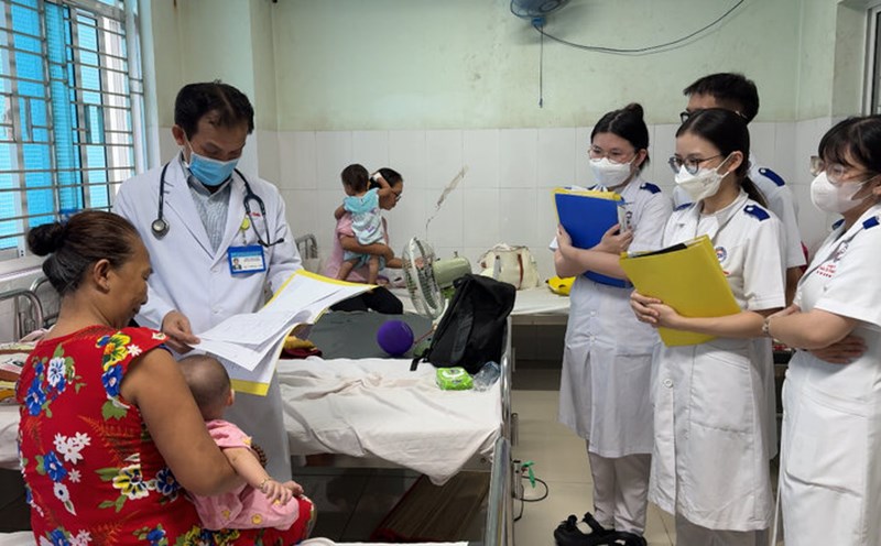 Consulting on the treatment and monitoring of dengue patients at the hospital. Photo: Hoang Loc