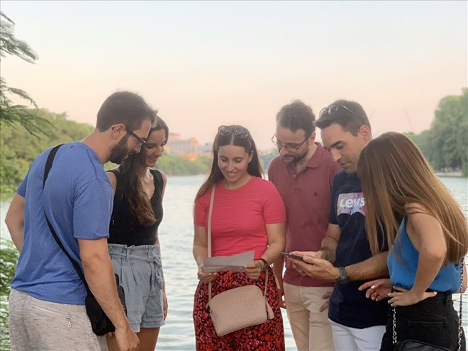 大手企業のリーダーとバロンドール選手へのビザ免除。写真は、ハノイに到着した際のホアンキエム湖を視察するスペイン人訪問団。写真:Pham Huyen