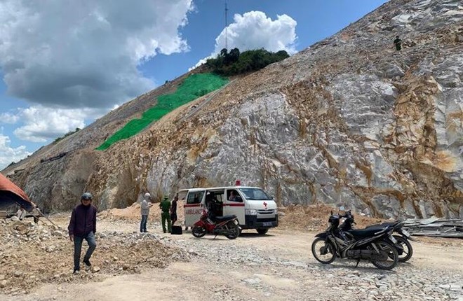 労働者がQuy Nhon -Chi Thanh Highwayの上に手動で建てられたフォームワークにコンクリートを噴霧していると、崩壊し、2人の死亡を引き起こしました。写真：Minh nguyet