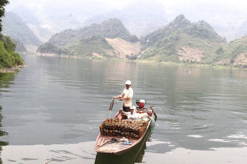 Nuoc long ho Thuy dien Son La dang cao cung la thoi diem hieu qua nhat de danh bat tom, cu khoang 4 - 5 gio chieu hom truoc tha ro dat moi, 5 - 6 gio sang hom sau di vot ro tom. Moi ngay toi danh duoc tu 8 - 12 kg tom. Nuoc long ho bat dau rut do thuy dien xa lu nen tranh thu thoi gian nay de danh tom song kiem them thu nhap. Ong Lo Van Thai, ban Na Nong, xa Chieng Lao chia se. Anh: Truong Son