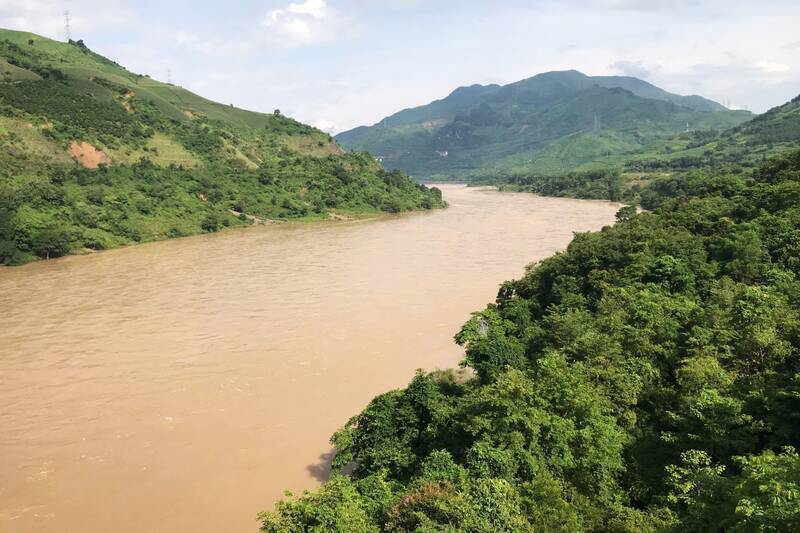 Vung ha du tu cau Muong La tro len phia thuy dien cam tat ca tau thuyen hoat dong de dam bao an toan. Anh: Truong Son