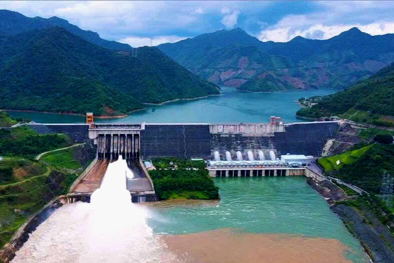 Open 1 bottom spillway of Son La hydroelectric reservoir. Photo: Nhat Minh