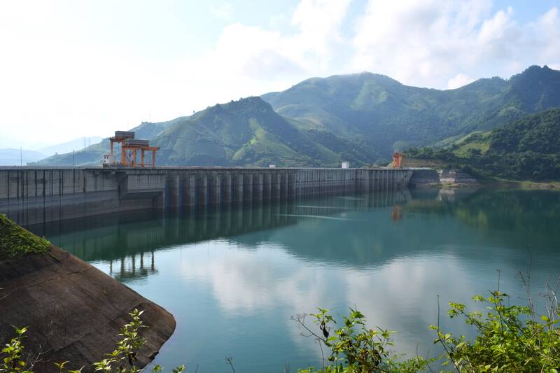 Tinh den 12h trua 12.8 muc nuoc ho dang o cao trinh 201,5 m. Anh: Truong Son