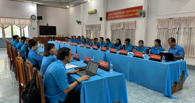빈롱성 노동총연맹 지도부는 기초 노동조합 간부를 방문하고 격려할 것입니다. 사진: 호앙록