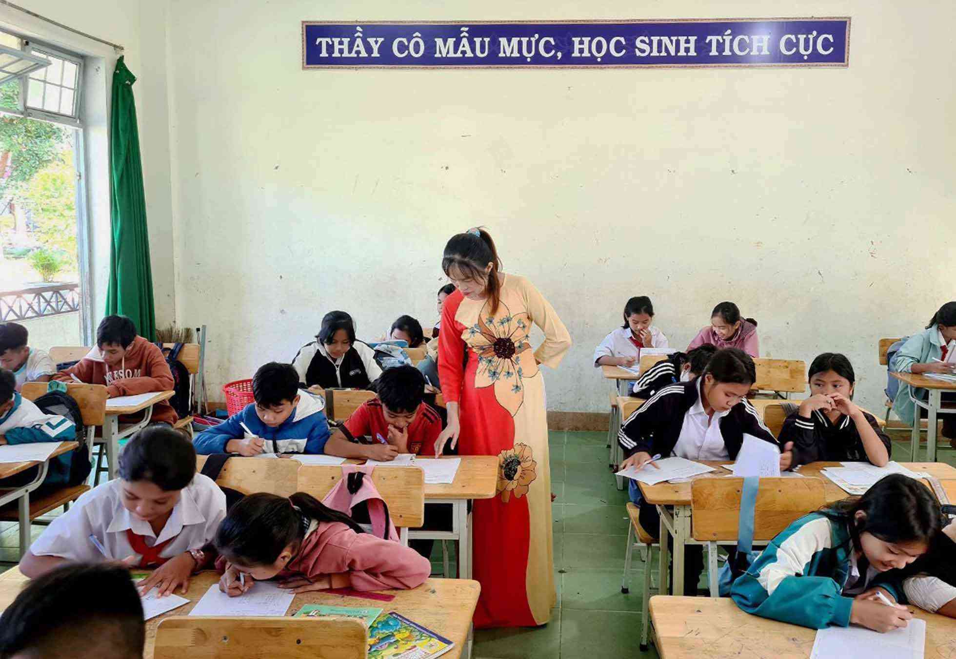 Từ năm 2026 sẽ thay đổi mức tính lương sàn đối với giáo viên ngoài công lập. Ảnh: Minh Hà