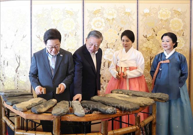 General Secretary To Lam and his wife introduced to President of the Republic of Korea Lee Jae Myung and his wife the art of Vietnamese football. Photo: VNA