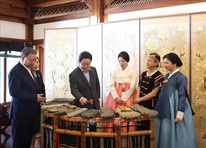 Tong thong Han Quoc Lee Jae Myung trai nghiem nghe thuat dan da cua Viet Nam. Anh: Thong Nhat/TTXVN