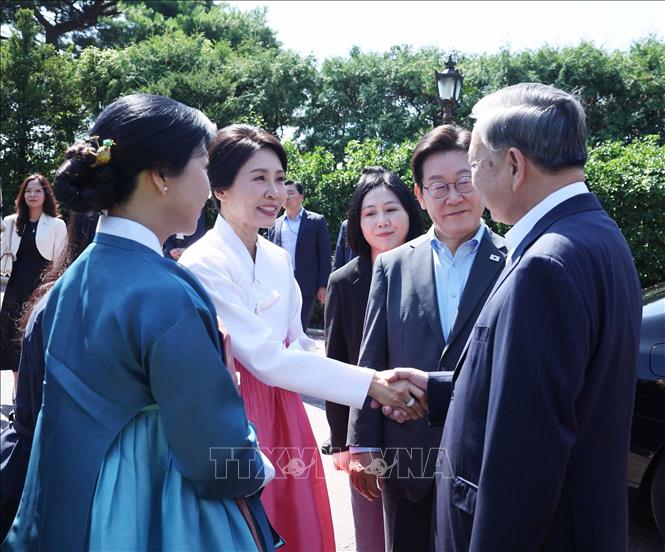 Tong thong Han Quoc Lee Jae Myung va Phu nhan don Tong Bi thu To Lam va Phu nhan den du tiec tra va xem bieu dien nghe thuat truyen thong cua Han Quoc. Anh: Thong Nhat/ TTXVN