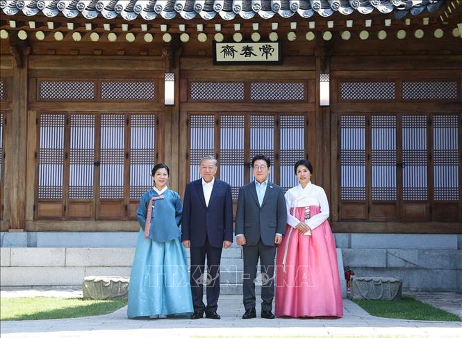 Tong thong Han Quoc Lee Jae Myung va Phu nhan Kim Hye Kyung cung Tong Bi thu To Lam va Phu nhan Ngo Phuong Ly chup anh chung. Anh: Thong Nhat/TTXVN