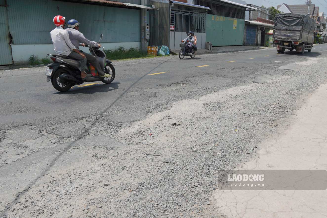 Quốc lộ 80 qua địa bàn tỉnh An Giang chi chít ổ gà. Ảnh: Tạ Quang