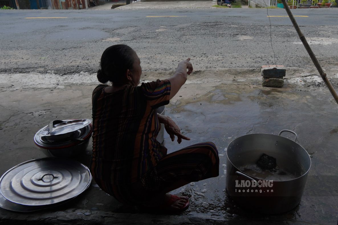 Bà Hận nói về Quốc lộ 80. Ảnh: Tạ Quang