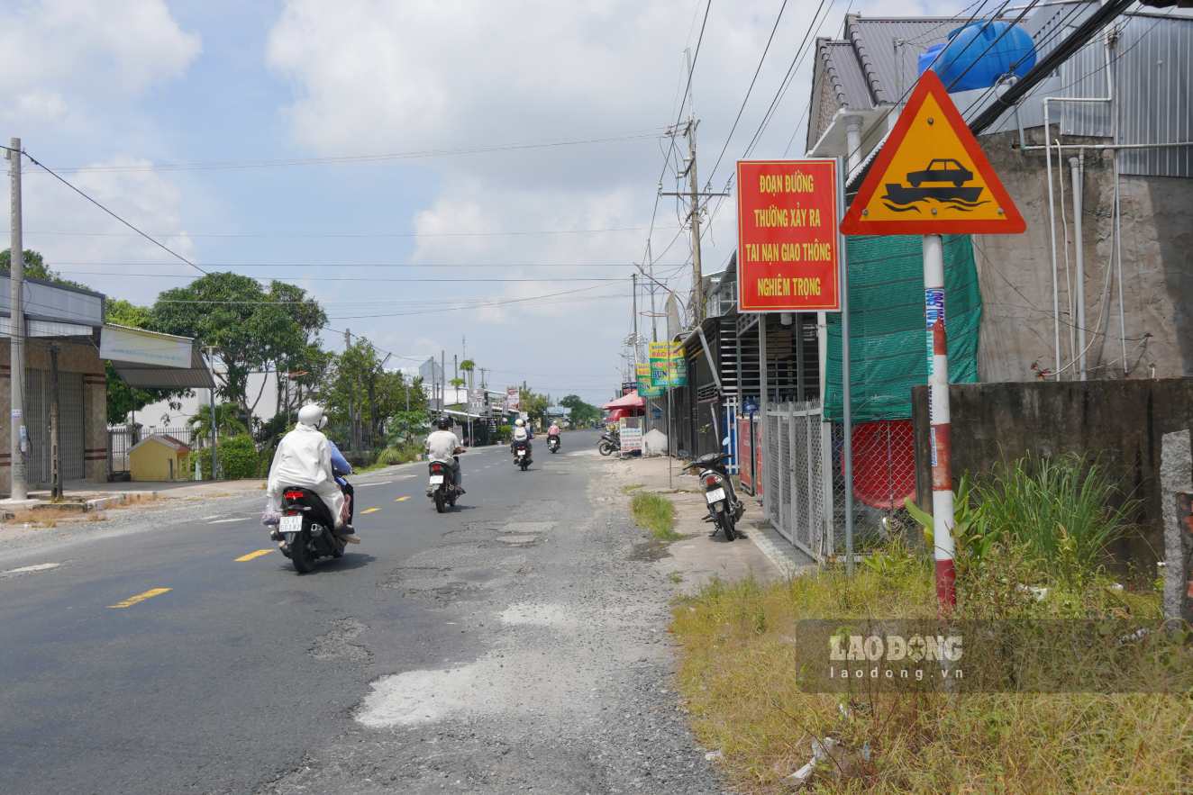 Trên Quốc lộ 80 có nhiều biển hiệu cảnh báo. Ảnh: Tạ Quang