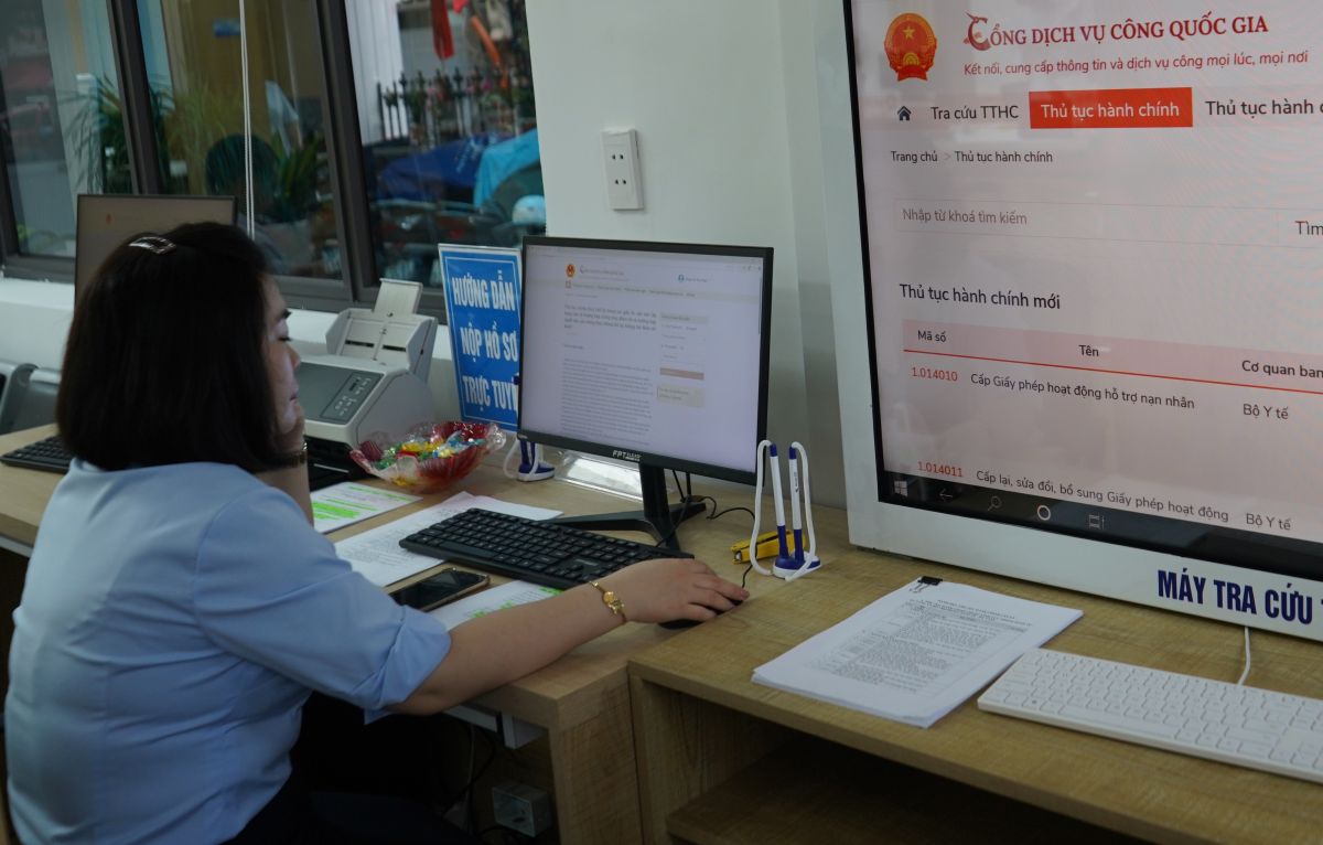 Hải Phòng có 2 số điện thoại tiếp nhận phản ánh về chính quyền 2 cấp. Ảnh: Hoàng Khôi