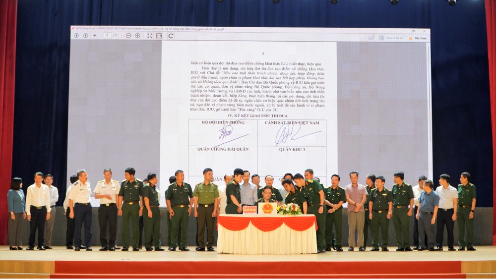 Ky ket giao uoc va cam ket thi dua ve chong khai thac IUU. Anh: Nguyen Anh