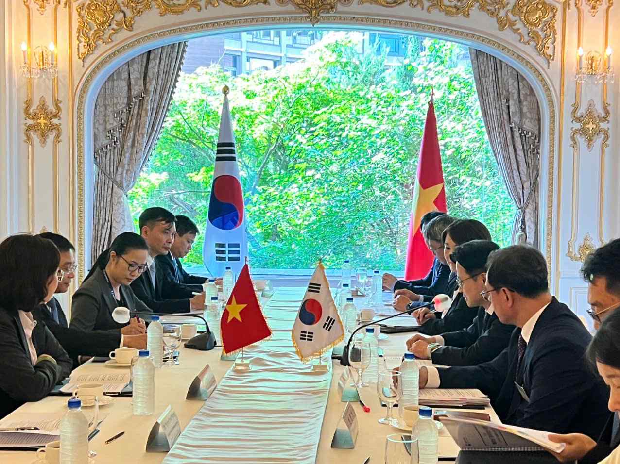 作業の様子。写真:MOF