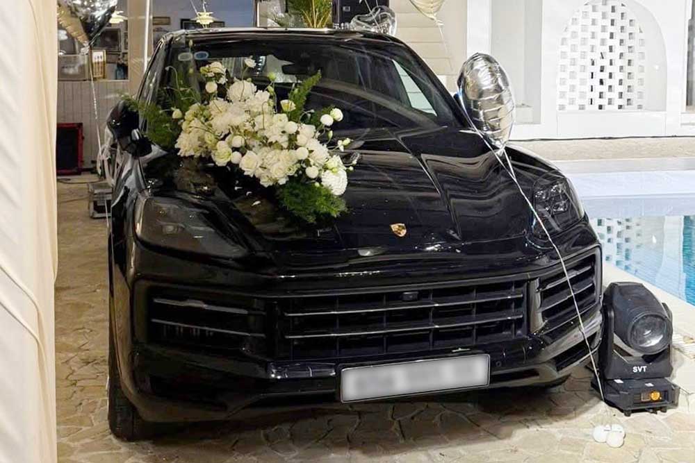 Porsche Cayenne 2024 - un regalo especial de boda del empresario de Can Tho para su hija. Foto: Van Nguyen
