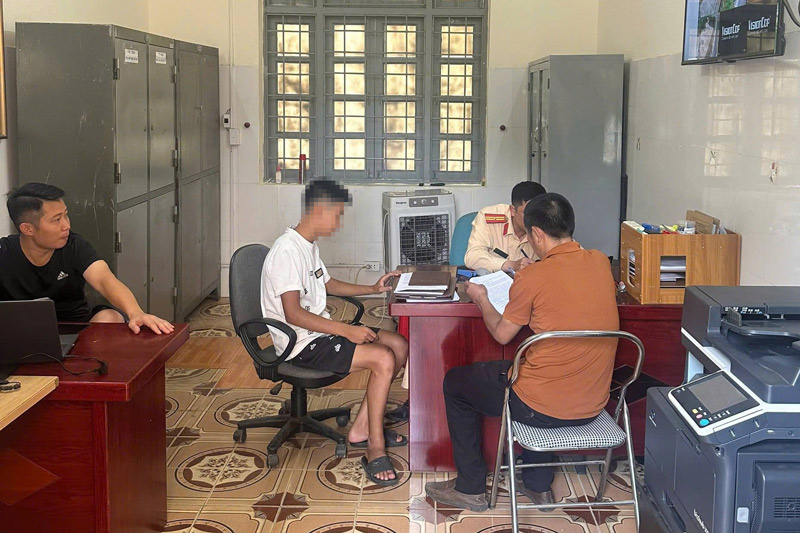 Công an xã Bảo Yên, tỉnh Lào Cai làm việc với Đ. Đ. M. Ảnh: Công an Lào Cai
