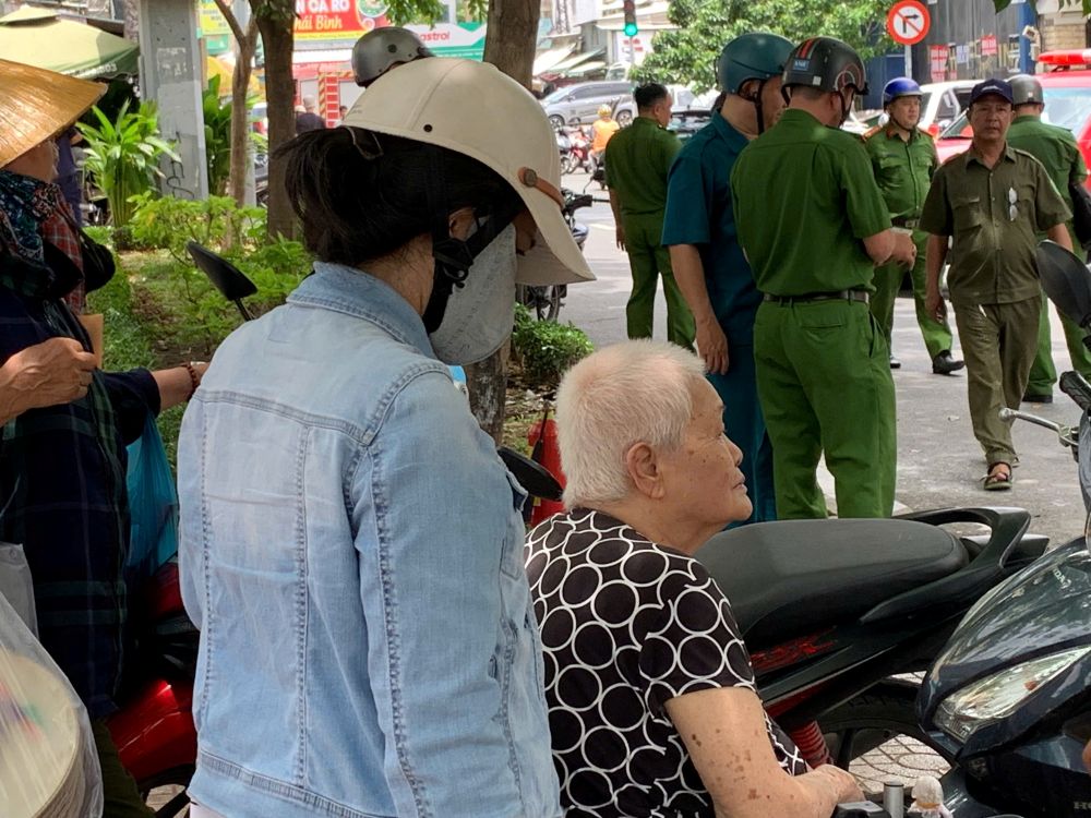 Cu gia cung 2 tre nho may man duoc cuu ra ngoai. Anh: Thai Bao