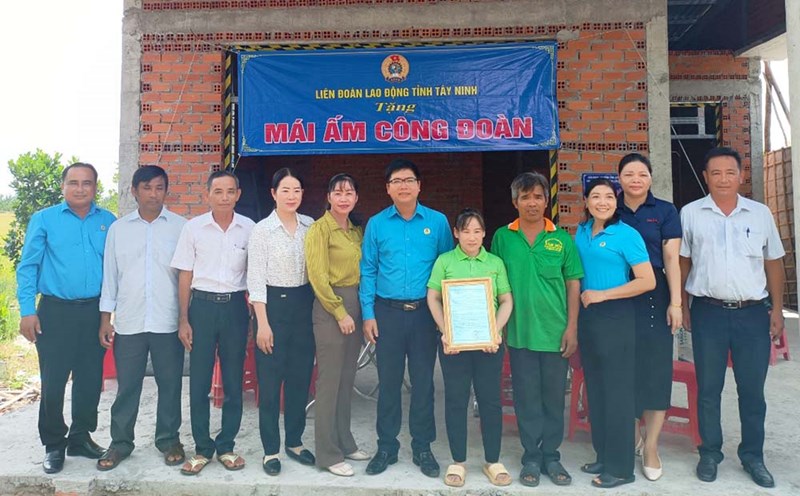 Vice President of Tay Ninh Provincial Labor Federation Nguyen Hoai Thanh presented the decision to hand over the "Union Shelter" house to union member Le Thi Diem. Photo: My Hanh