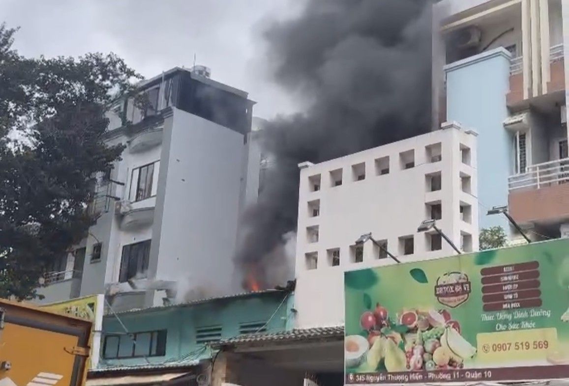 Scene of a house fire in Ho Chi Minh City, 3 people were lucky to escape