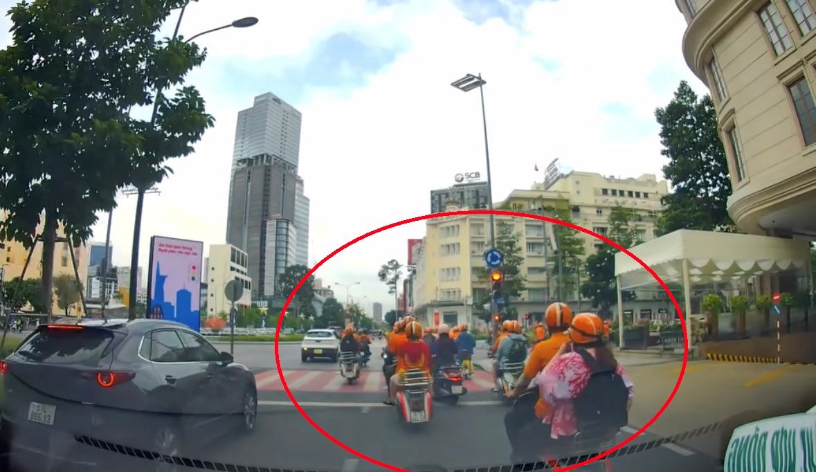 A series of motorbikes ran red lights in the center of Ho Chi Minh City. Photo: Dong Hoang