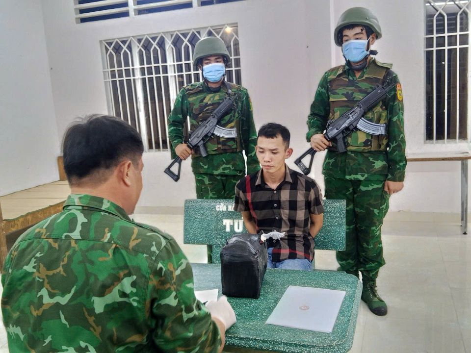 The authorities caught Chau Trong Giau red-handed while illegally transporting more than 3.6kg of drugs from Cambodia to Vietnam. Photo: Provided by the Border Guard