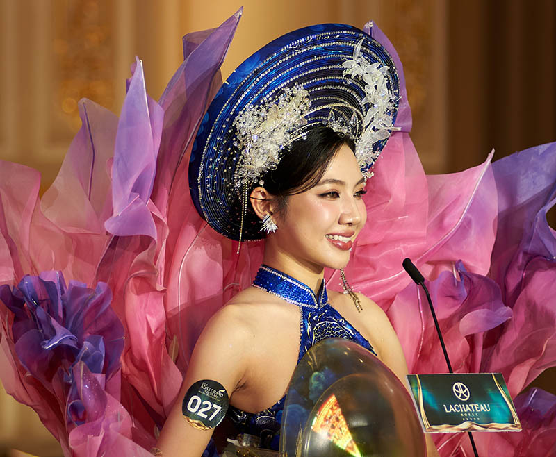 Au Coの母親の物語のアイデアを持つMai Thuy Linh。写真：ミスベトナム平和組織委員会が提供