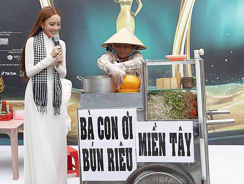 Thi sinh Thai Ngan va hinh anh xe ban bun rieu len san khau. Anh: Ban to chuc cung cap