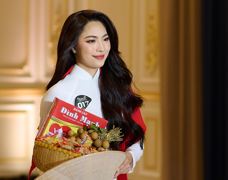 Thi sinh Thu Thuy gioi thieu dac san nhan long, banh cay que huong. Anh: Ban to chuc cung cap