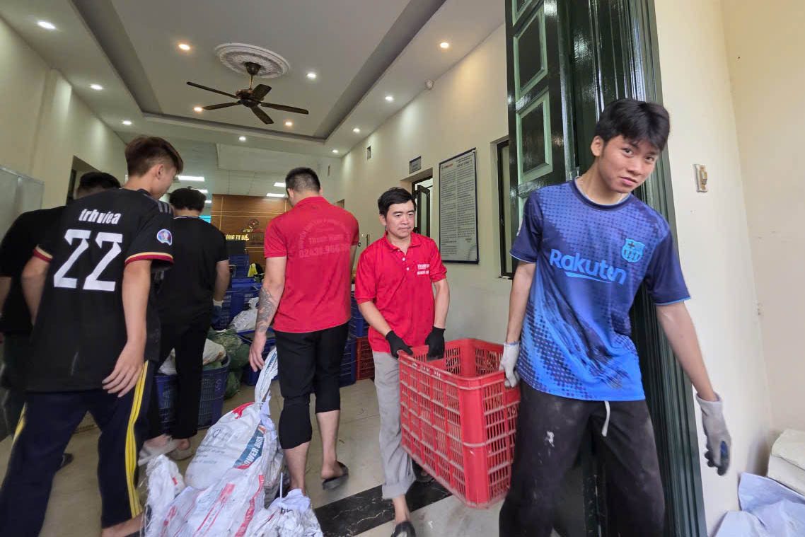 Di doi do dac khoi tru so EVN Hoan Kiem, sang 12.8. Anh: Q.Phong