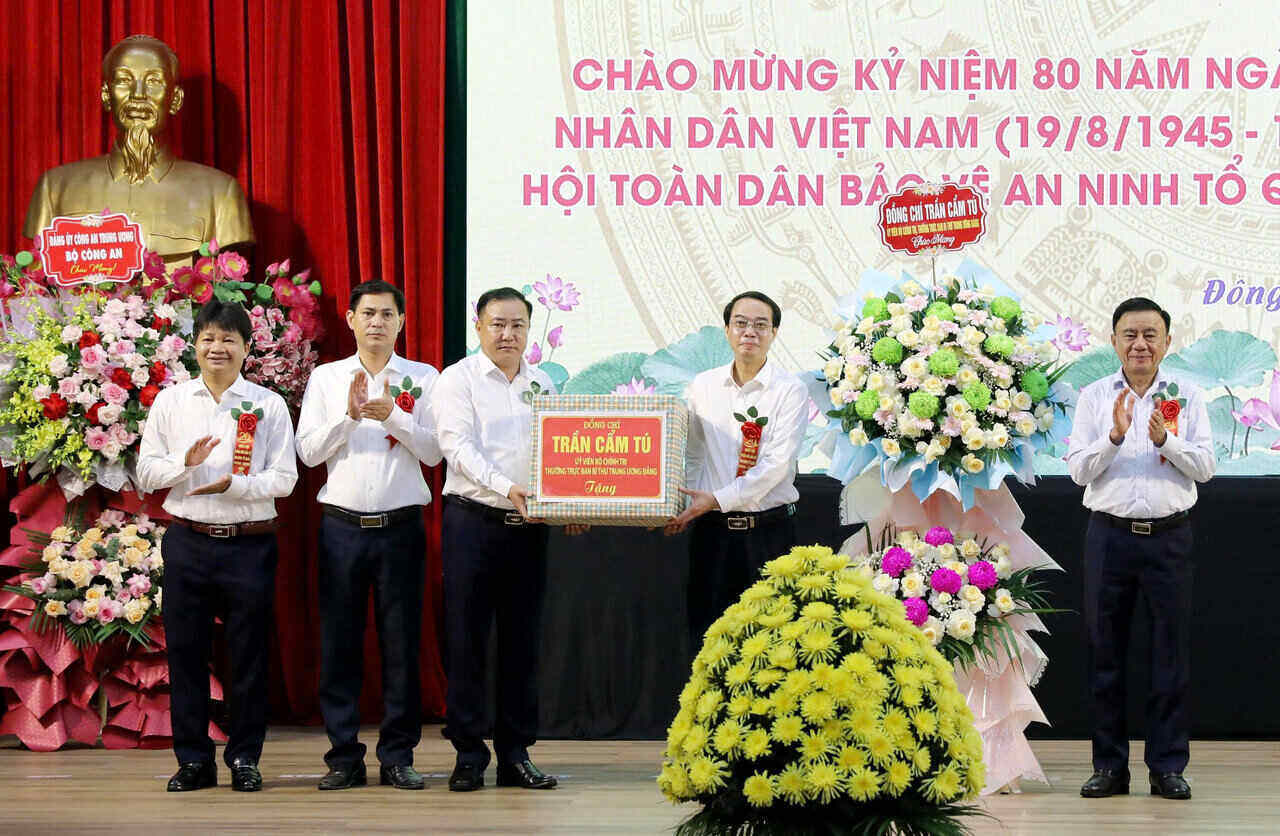 Standing member of the Secretariat Tran Cam Tu attended the National Day for National Security Protection in Hung Yen. Photo: Ha Linh