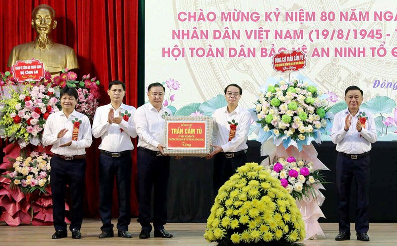 Standing member of the Secretariat Tran Cam Tu attended the National Day for National Security Protection in Hung Yen. Photo: Ha Linh