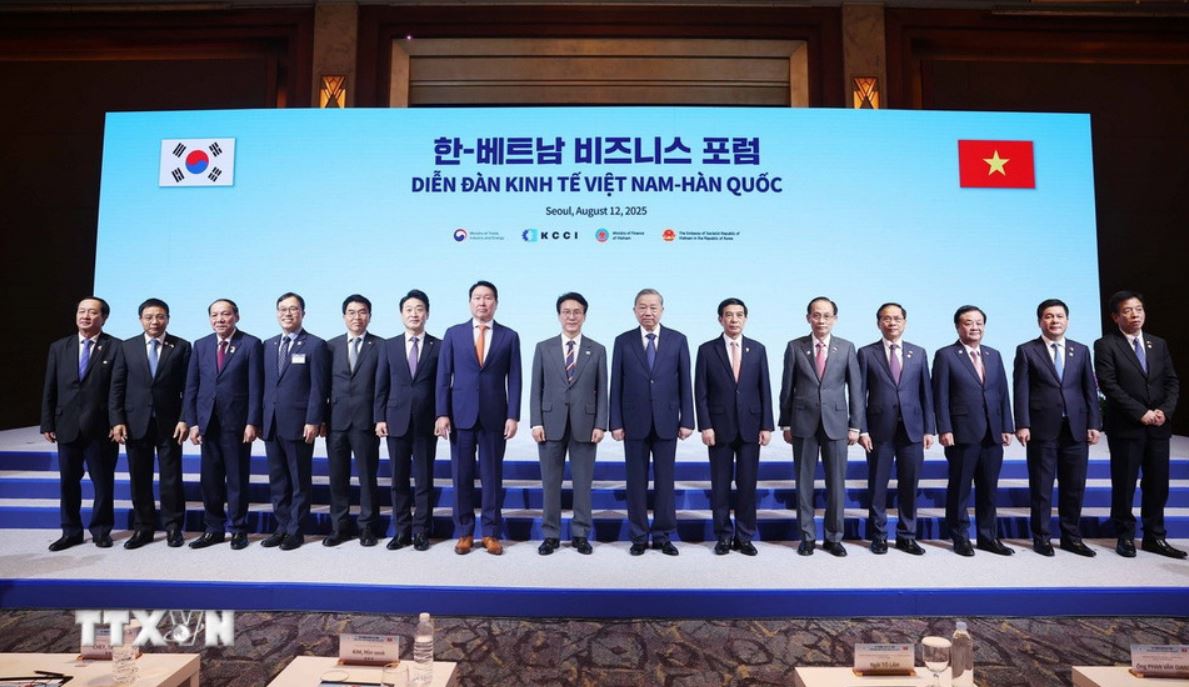 Tong Bi thu To Lam, Thu tuong Kim Min Seok va cac dai bieu du Dien dan. Anh: TTXVN