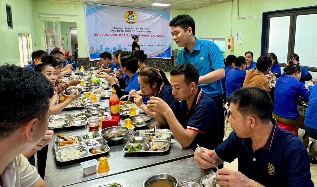 NSM HV 유한회사의 노동조합 식사. 사진: 뚜언 안
