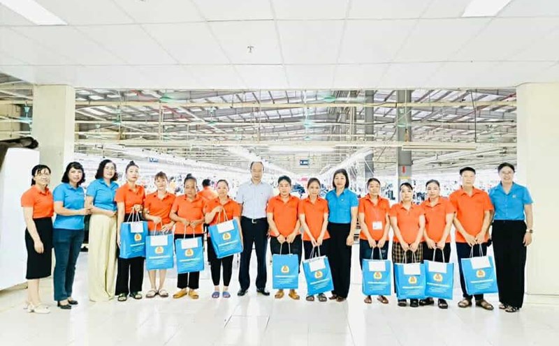 Thai Nguyen Labor Federation visited and presented gifts to workers. Photo: Thai Nguyen Trade Union