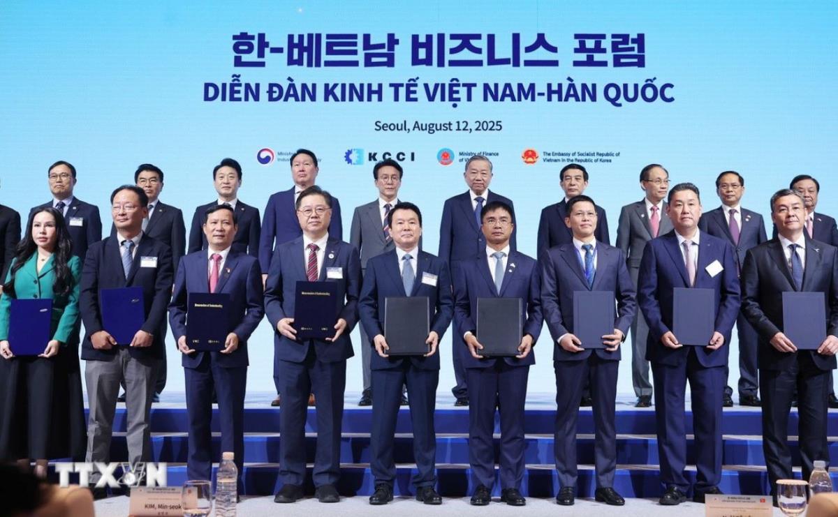 General Secretary To Lam and Prime Minister of South Korea Kim Min Seok witnessed units and enterprises exchanging cooperation agreements. Photo: VNA