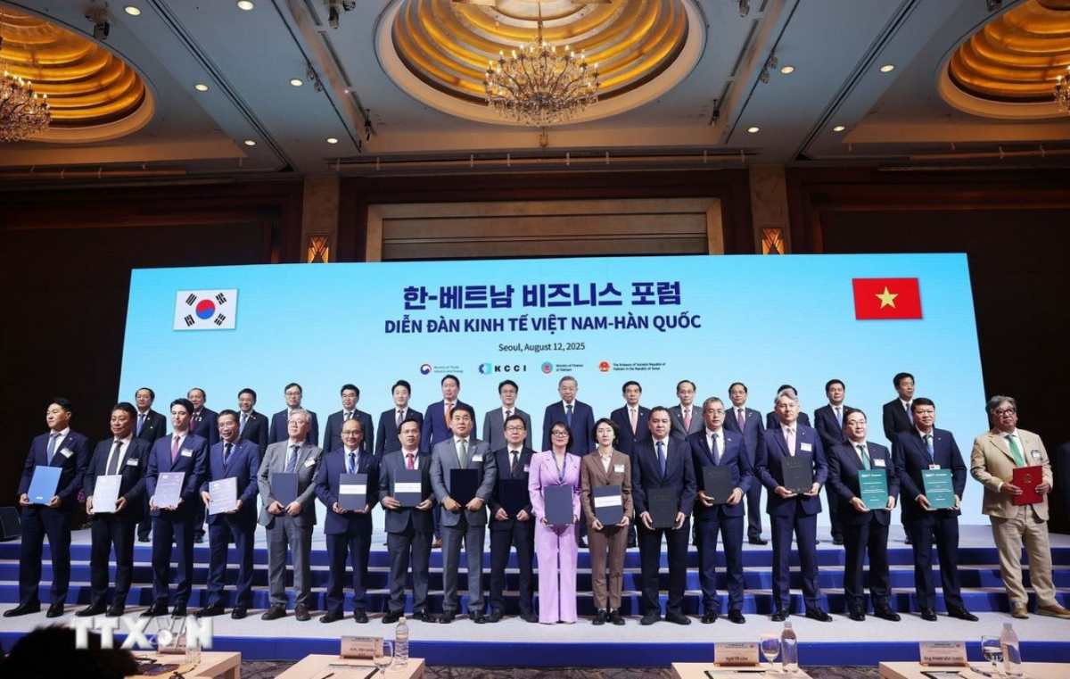 Tong Bi thu To Lam va Thu tuong Han Quoc Kim Min Seok chung kien cac don vi, doanh nghiep trao thoa thuan hop tac. Anh: TTXVN