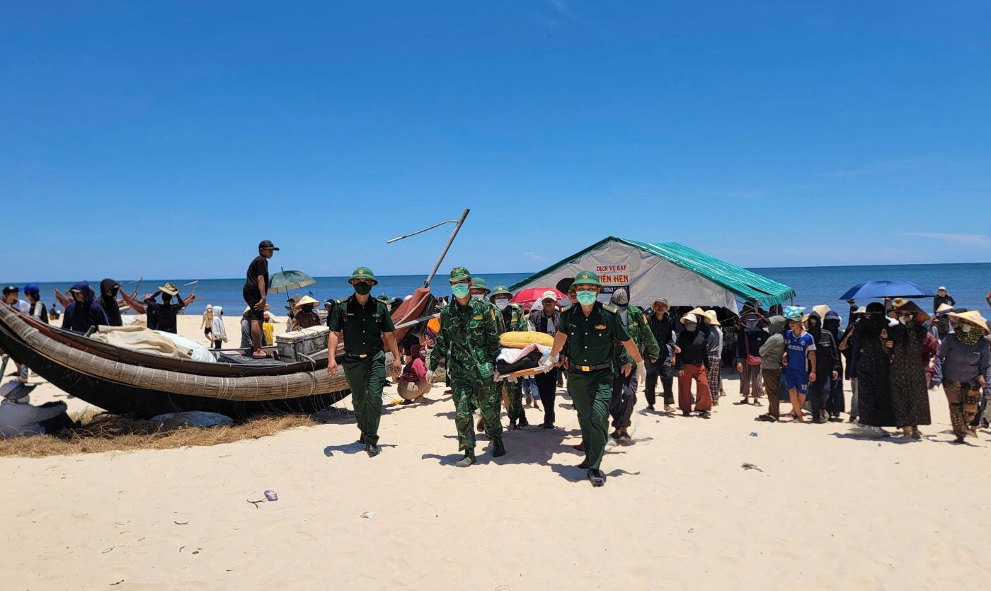 The bodies of the missing fishermen at sea were brought to shore. Photo: H.Nguyen