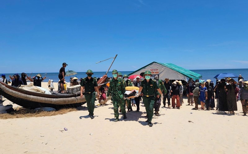 The bodies of the missing fishermen at sea were brought to shore. Photo: H.Nguyen