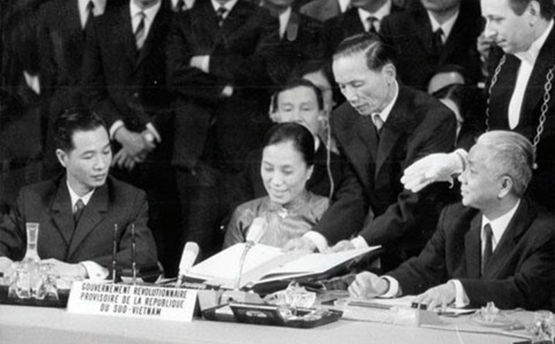 Ms. Nguyen Thi Binh at the historic moment of signing the Paris Agreement to end the war and restore peace for Vietnam. Photo: Taken from documents of the National Museum of History