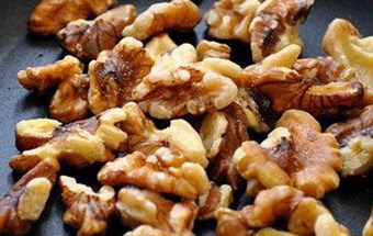 Soaked walnuts and the secret to improving blood lipid levels. Photo: Pham My