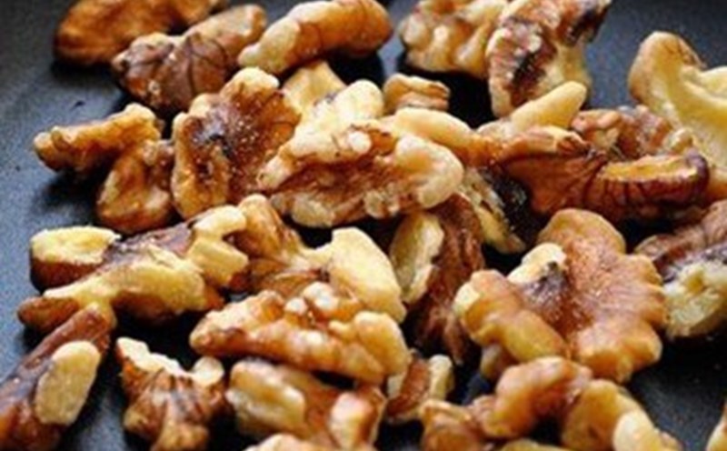 Soaked walnuts and the secret to improving blood lipid levels. Photo: Pham My