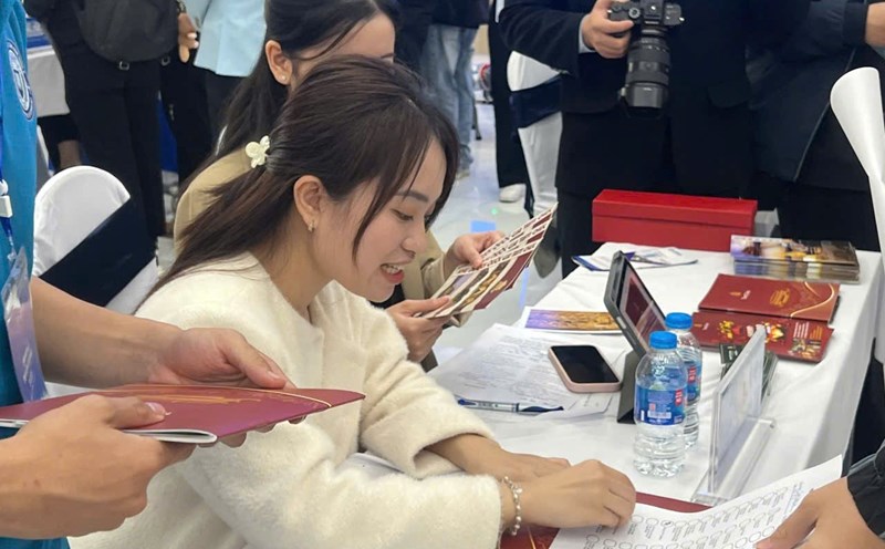 Workers participate in the job fair in Hanoi. Photo: Quynh Chi